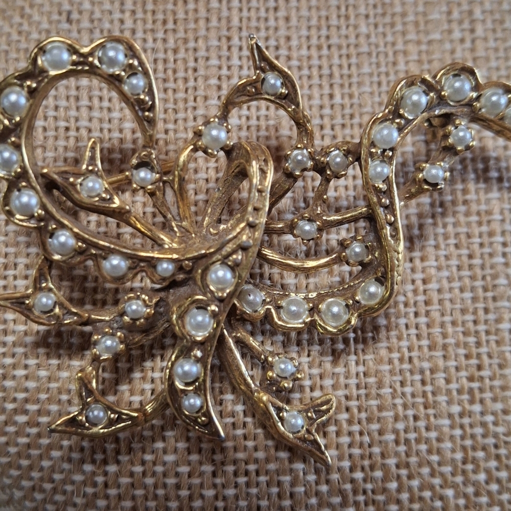 Unmarked, Gorgeous Gold Toned With Fayx Pearls Brooch.